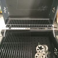 Barbecue fumoir de jardin carré grand format le plus vendu avec roues, plateau à cendres réglable en hauteur et support de rangement pour 7-8 personnes