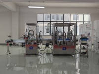 Machine de remplissage de parfum entièrement automatique, ligne de remplissage de parfum avec lavage, sertissage et bouchage pour flacons en verre