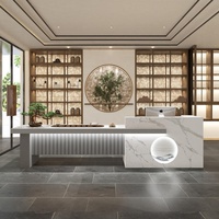 Comptoir d'accueil personnalisé avec fond incurvé décoratif et étagères décoratives pour projets de hall d'entrée