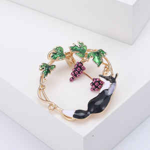 新合金製 油滴るぶどうを盗むキツネ ブローチ ジュエリー レディース 宴会 高級 エレガント ギフト ジュエリー 絶妙なバッグピン - Product Image 3