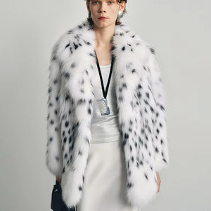 Cappotto <span class=keywords><strong>da</strong></span> <span class=keywords><strong>Donna</strong></span> <span class=keywords><strong>Invernale</strong></span> di Lusso in Pelliccia di Volpe con Design Maculato, Lunghezza Media e Collo a Revers in Velluto di Lince - Product Image 2