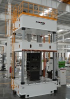 Presse hydraulique à quatre colonnes 630T pour la production en série de casques