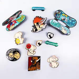 Alta calidad lindo diseño personalizado Anime solapa Pin fábrica Metal Pin esmalte duro solapa Pins
