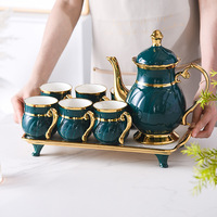Ensemble de café et de thé en porcelaine de luxe au design européen avec bordure dorée, théière et plateau, respectueux de l'environnement
