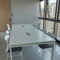 Table de conférence haut de gamme en forme de bateau avec ports de données et prises de courant – Bureau de réunion durable et contemporain pour hôtel