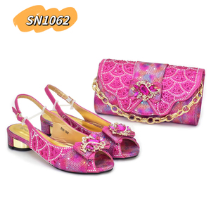 Set di Scarpe e Borsa Italiane per Feste, Abbinamento Donna, Decorato con Strass, Scarpe Firmate e Borsa a Catena di Lusso - Product Image 3