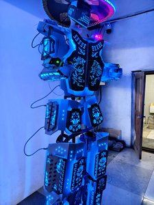 Costume Robot LED con Stivali, Sombrero Messicano, Armatura Intagliata, Luminoso per Spettacoli Notturni e Parate - Product Image 5