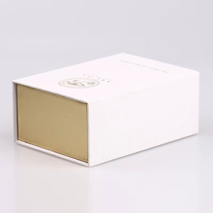 Boîte cadeau de parfum magnétique blanche de luxe avec doublure en éponge écologique à effet UV pour l'emballage de flacons de parfum cosmétique - Product Image 2