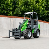 Mini Caricatore a Ruote Verde a Batteria con Forche per Pallet, Cabina Articolata ROPS per Agricoltura e Costruzioni