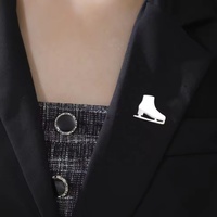 Broche en émail blanc sur le thème du sport, en acier inoxydable, personnalisée, motif patins à glace, de Yiwu Aceon
