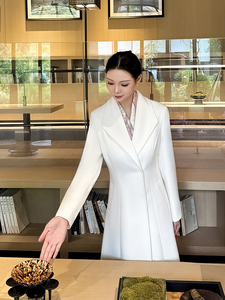 เสื้อโค้ทขนสัตว์สีขาวหรูหราสำหรับผู้หญิงชุดใส่ทำงานมีกระดุมตกแต่งแบบมืออาชีพสำหรับสำนักงานเสริมความงามในฤดูหนาว - Product Image 5