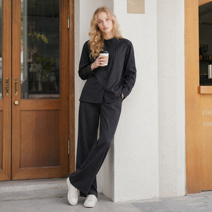 Set Pigiama Minimalista in Cotone a Righe per Donna, Top a Maniche Lunghe con Bottoni e Pantaloni Larghi con Laccetti Laterali, Indossabile Anche Fuori Casa SOFT15 - Product Image 2