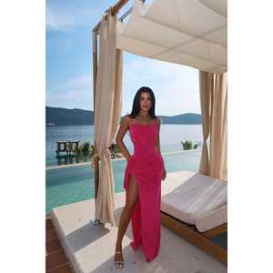 Robe longue de soirée Fuchsia Bedhany avec élégante décoration rose et fente - Product Image 3