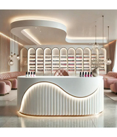 Bureau de réception moderne en pierre artificielle écologique avec éclairage intégré et design incurvé personnalisé pour hôtel et école