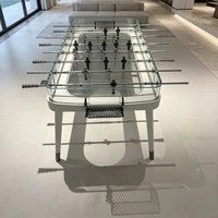Table de baby-foot professionnelle haut de gamme en verre cristal et bois, sur pieds, sur mesure, pour centre de loisirs et salle de jeux