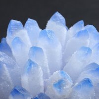 Vente en gros : Cluster de quartz bleu créé en laboratoire, cristal cultivé hydrothermiquement, spécimen de druse pour ornement de bureau, cadeau pour les amateurs de cristaux