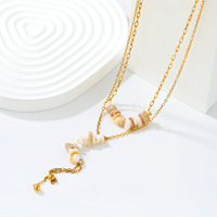 Collier superposé plaqué or avec pendentif perle à pompon coloré intemporel et coquillage blanc irrégulier, style chic et minimaliste TGXL15339