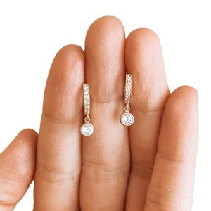 Orecchini a Cerchio con Cristalli Pavé per Donne, Tono Dorato, Accessori Semplici per Uso Quotidiano - Product Image 5