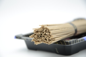 Offre Spéciale 300g <span class=keywords><strong>de</strong></span> nouilles sèches Udon Soba Nouilles instantanées à la <span class=keywords><strong>farine</strong></span> <span class=keywords><strong>de</strong></span> <span class=keywords><strong>sarrasin</strong></span> sans gluten en vrac/sacs/boîtes Halal Certified Low-Fat - Product Image 6