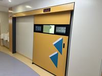Portes coulissantes médicales hermétiques à double battant avec roulettes silencieuses, fonctionnement rapide et à faible bruit pour salles d'examen hospitalières
