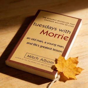Martedì con Morrie di Mitch Albom. <span class=keywords><strong>Libro</strong></span> Spirituale Ispirazionale che Condivida Preziosa Saggezza sulla Vita - Product Image 1
