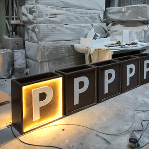 Pots rectangulaires en résine avec lumière LED, jardinières décoratives d'intérieur pour personnalisation - Product Image 1