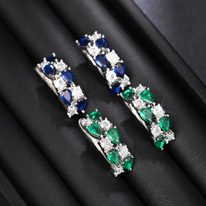 Elegantes Pendientes de Aro de Plata 925 con Zafiro Azul y Diamantes Redondos en Engaste de Garra, Joyería Clásica para Bodas de Mujer - Product Image 5