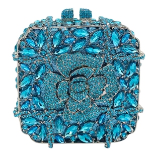 Pochette de Soirée Carrée Opulente pour Femme avec Strass Floraux Scintillants et Cristaux – Idéale pour Fiançailles et Anniversaire - Product Image 1