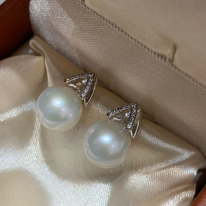 Boucles d'oreilles clous en argent sterling 925 avec perles d'eau douce en forme de V, perles rondes à haute brillance, boucles d'oreilles de luxe pour femmes, vente en gros - Product Image 4