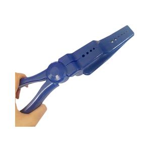 Pinza de plástico azul con extremo de garra para tarimas y palets, herramienta de carpintería DIY, accesorio con mango y protector de mano de seguridad - Product Image 1