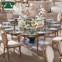 Table à manger moderne de luxe en acier inoxydable avec base en métal doré en forme de serpentine pour hôtel et événements en plein air