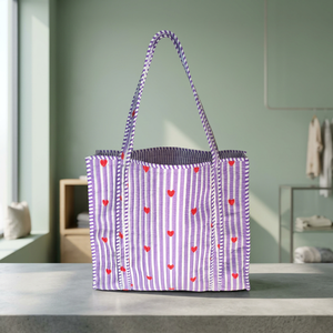 Sac fourre-tout matelassé en coton bleu à imprimé floral botanique, en tissu doux et rembourré, idéal pour les week-ends décontractés, sac spacieux et confortable en tissu. - Product Image 1