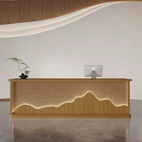 Bureau d'accueil moderne en bois sur mesure avec éclairage LED en forme de montagne pour hall d'hôtel et centre de spa