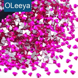 OLeeya K9 Strass fantaisie en forme de cœur pour nail art, en verre, non thermocollants, pour ongles et bijoux de luxe DIY, vente en gros - Product Image 1