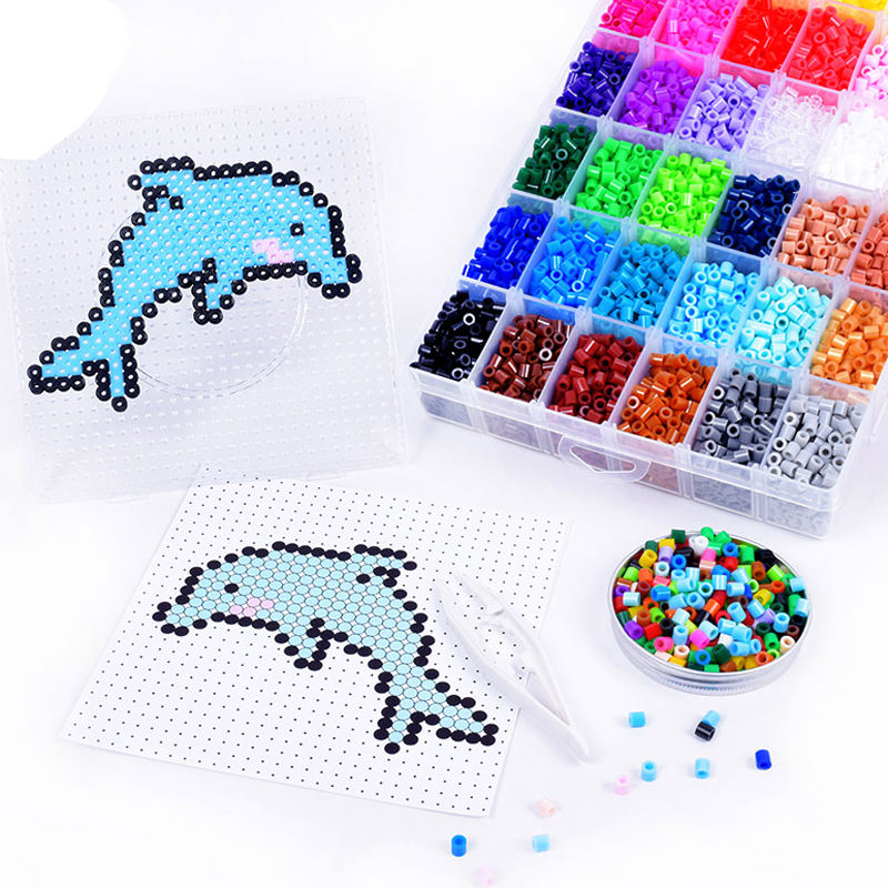 FIVAVA Set De 2500 Cuentas Para Planchar De 5 Mm | 24 Colores Con Accesorios Y Diseños De Animales | Manualidades DIY Para Niños De Regalo