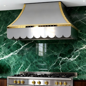 <span class=keywords><strong>Hotte</strong></span> de cuisine architecturale sur mesure, artisanale, en acier inoxydable brossé de calibre 16, avec finition PVD titane et détails rivetés, à fixation murale - Product Image 4