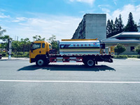 Camion de distribution d'asphalte Sinotruk Howo 4X2, camion de nivellement d'asphalte, camion de pavage routier en bitume