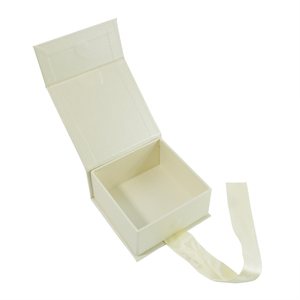 Scatola Regalo Magnetica di Lusso Personalizzata in Cartone Beige per Natale e Matrimoni, per Sapone Crema, con Chiusura a Nastro di Seta, Piccola - Product Image 2