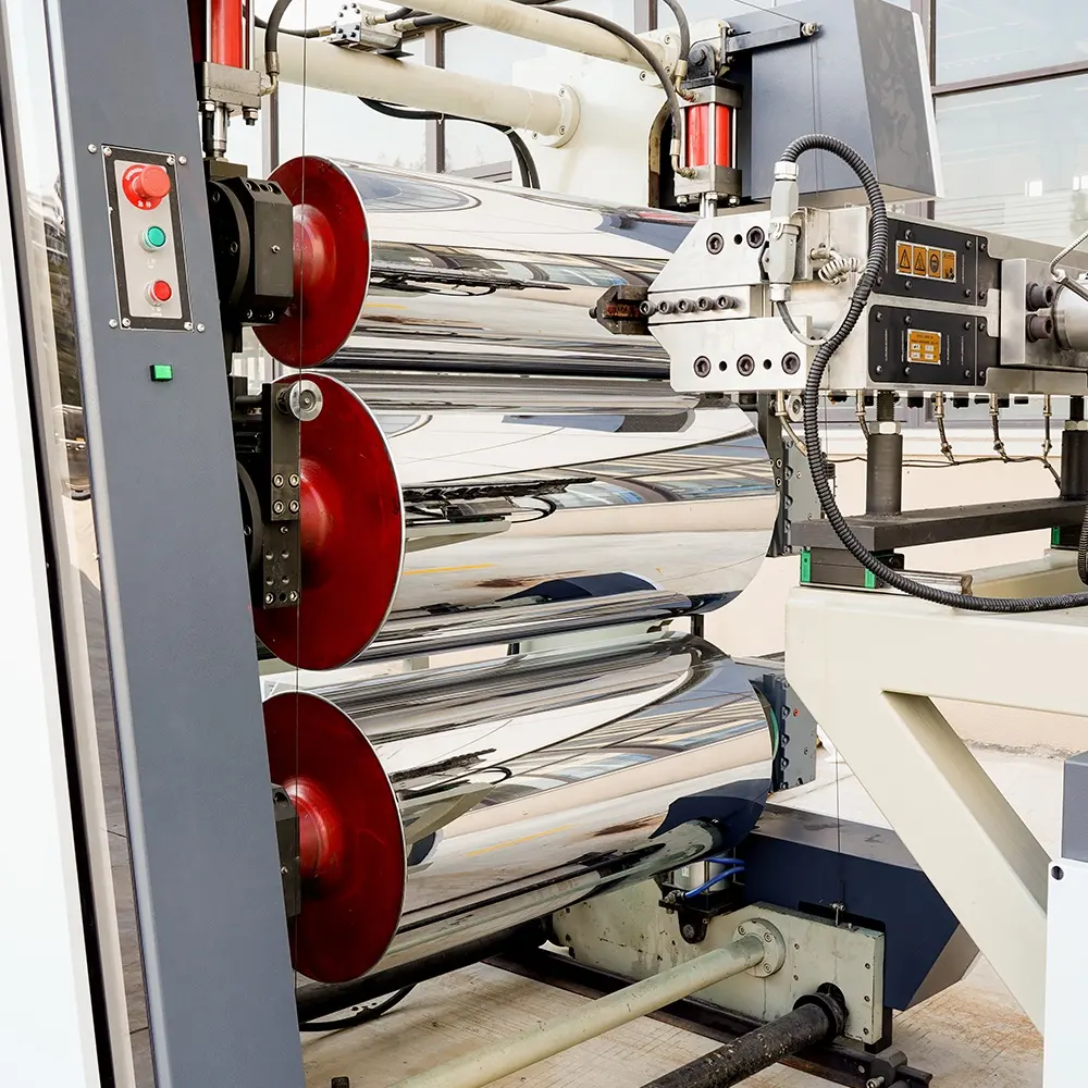 Ligne de production d'équipement de machine d'extrusion de feuille de film PP en plastique à entraînement hydraulique entièrement automatique