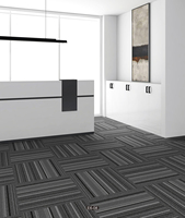 Tapis de sol commercial moderne pour la maison, facile à poser, auto-adhésif, résistant aux taches, antidérapant, carrelage de moquette, support en PVC, polypropylène, 50x50 cm