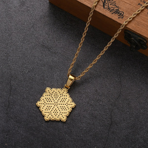 Pendentif flocon de neige, bijoux hip hop, accessoires, zircon incrusté de cuivre, créativité de Noël, chaîne avec pendentif flocon de neige. - Product Image 4