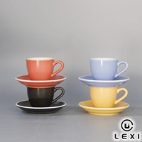 Ensemble de tasses et soucoupes à café en céramique multicolores vibrantes, idéal pour servir des expressos, des cappuccinos ou des lattes dans les cafés, à la maison ou en cadeau