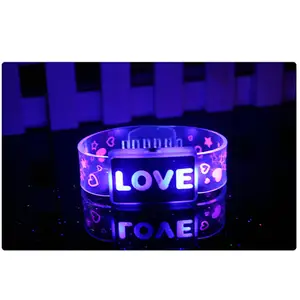 Hot Sales Custom Goede Prijs Love Happy Word Verstelbare Gloeiende Led Armband Concertfeest Knipperende Polsband Voor Unisex