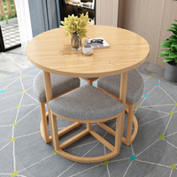 Ensemble simple de table et de chaises pouvant accueillir un petit appartement décontracté, balcon, petite table ronde et tabouret