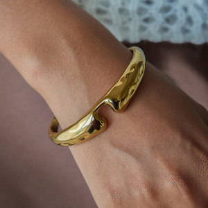 Bracelet minimaliste en acier inoxydable plaqué or 18 carats, ouverture concave en forme de U, bijoux unisexe - Product Image 3