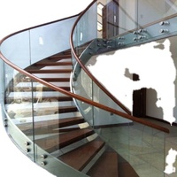Zeitgenössisches Luxus-Wohnhaus-Treppensystem mit Gebogener Treppe, Gehärtetem Glasgeländer und Holzstufen