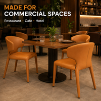Chaises de salle à manger sans couture, revêtement lisse couleur craie, dossier enveloppant avec accoudoirs intégrés, pieds recouverts pour une utilisation moderne dans les cafés et salles à manger