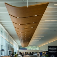 Plafond suspendu moderne en alliage d'aluminium couleur bois avec caractéristiques ignifuges, insonorisées et imperméables