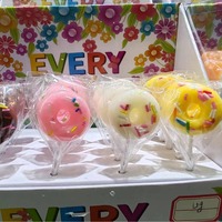 Sucettes personnalisées en forme de donut de 15g, bonbons durs enrobés multicolores, cadeau de fête pour enfants, vente en gros, dessin animé, fête des enfants