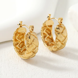 Nuevos pendientes populares en relieve, joyería al por mayor, pendientes gruesos de textura clásica chapados en oro de acero inoxidable a la moda para mujer - Product Image 5